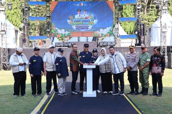 Bupati Bojonegoro Setyo Wahono bersama Wakil Bupati Nurul Azizah dan jajaran terkait saat pembukaan Gumregah Tani Bojonegoro Festival (Gutanbo Fest) 2026 di Alun-Alun Bojonegoro, Jumat (16/10/2026). Bupati Bojonegoro Setyo Wahono bersama Wakil Bupati Nurul Azizah dan jajaran terkait saat pembukaan Gumregah Tani Bojonegoro Festival (Gutanbo Fest) 2026 di Alun-Alun Bojonegoro, Jumat (16/10/2026).