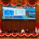 Bupati Bojonegoro Setyo Wahono bersama pimpinan DPRD Kabupaten Bojonegoro mengikuti prosesi menyanyikan lagu kebangsaan Indonesia Raya sebelum rapat paripurna dimulai, Rabu (21/10/2026). Dari kiri, Bupati Setyo Wahono, Ketua DPRD Abdulloh Umar, Wakil Ketua DPRD Sahudi, dan Wakil Ketua DPRD Bambang Sutriono.