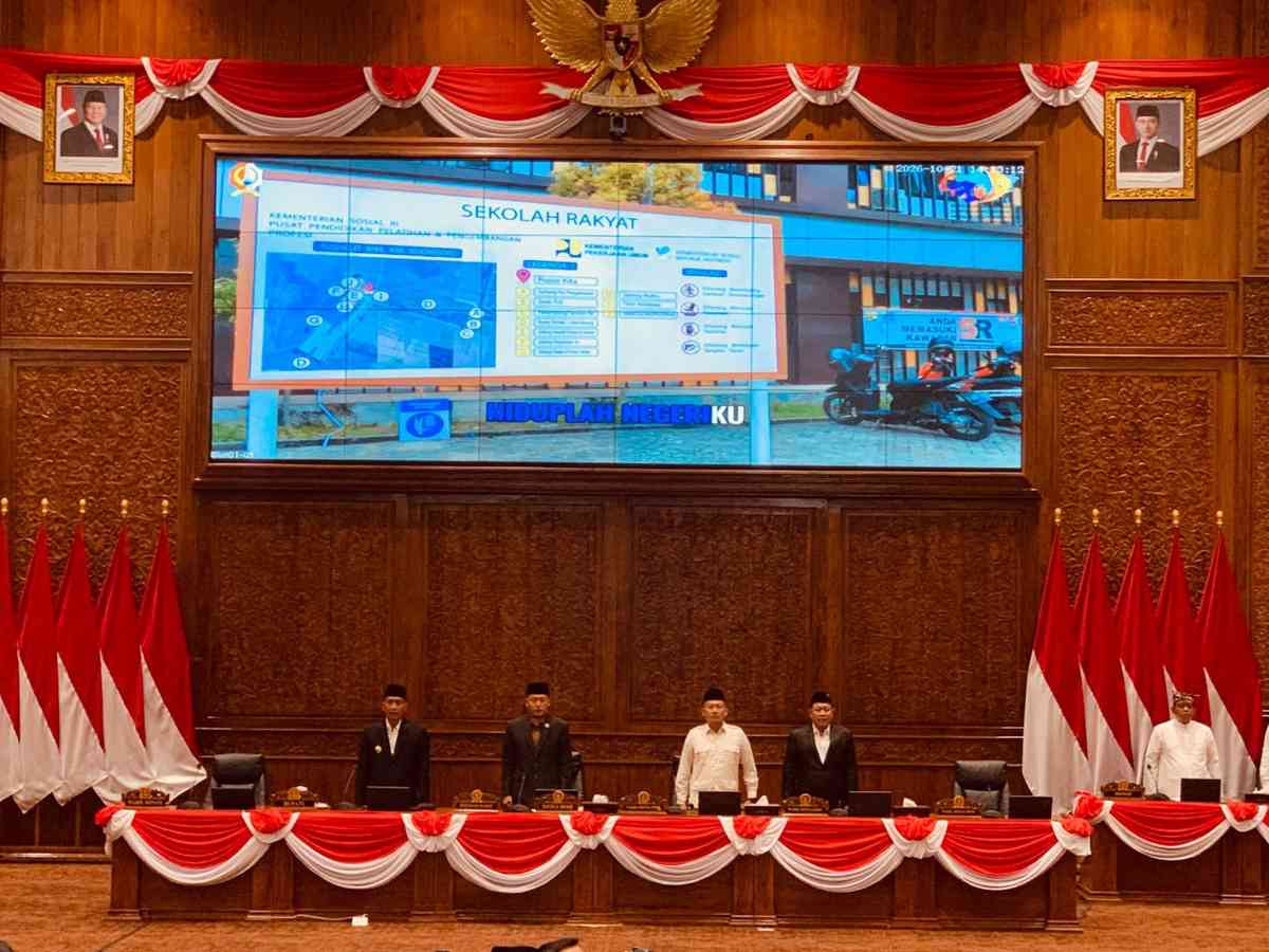Bupati Bojonegoro Setyo Wahono bersama pimpinan DPRD Kabupaten Bojonegoro mengikuti prosesi menyanyikan lagu kebangsaan Indonesia Raya sebelum rapat paripurna dimulai, Rabu (21/10/2026). Dari kiri, Bupati Setyo Wahono, Ketua DPRD Abdulloh Umar, Wakil Ketua DPRD Sahudi, dan Wakil Ketua DPRD Bambang Sutriono.